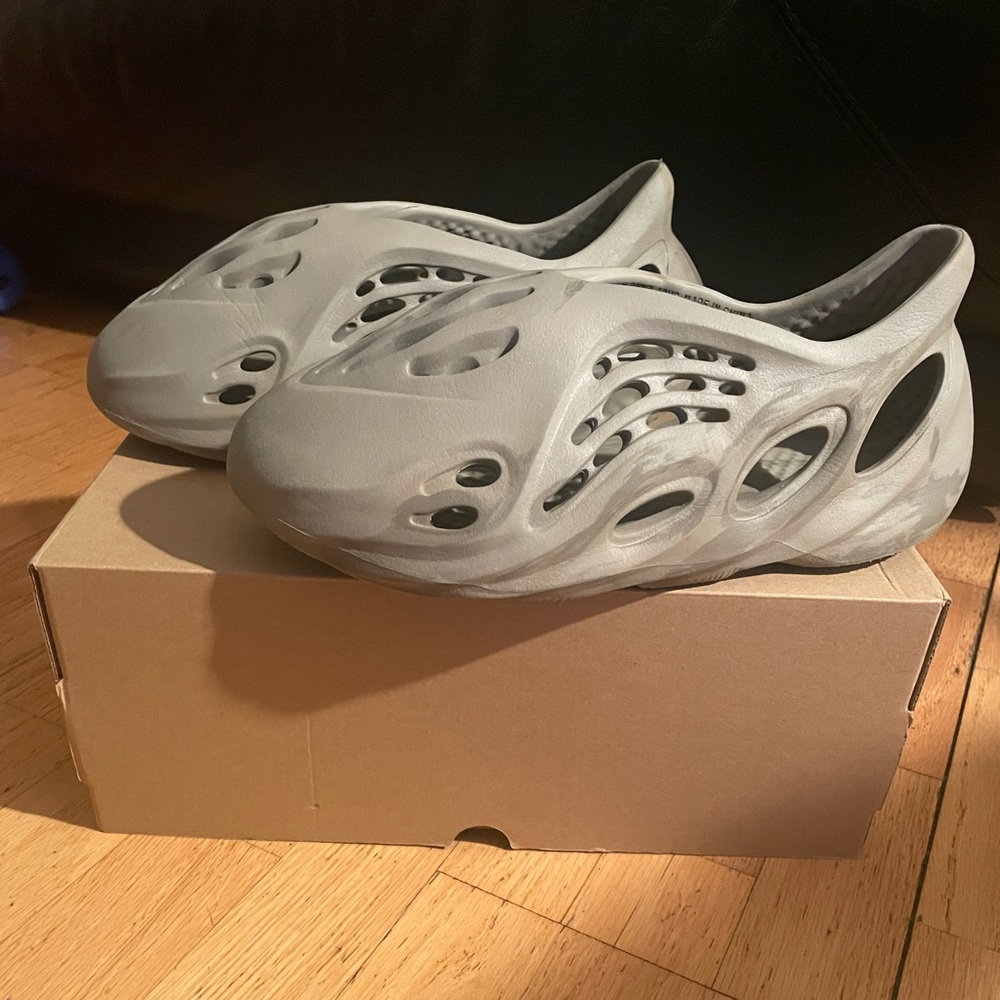 YZY Foam RNR in Stone Sage